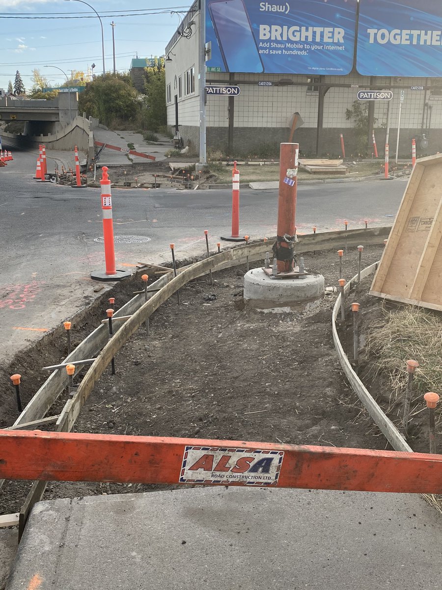 erin_joslin's tweet photo. When putting lights in on a road would we ever impact the path of travel for a car? No. So why do we not give pedestrians the same consideration? @yyctransport  @cityofcalgary we need a change in attitude. All forms of travel are equally important. https://t.co/1kfNfHJNaP