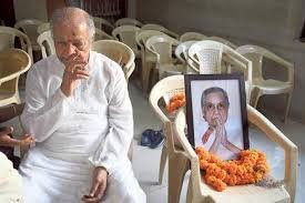 The doyen of music passed away at 92. Her favourite student, Pt Hariprasad Chaurasiya came to offer her his last respect. He was among the few fortunate students who could learn from her Guru Ma after she had shut out the world.