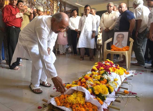 The doyen of music passed away at 92. Her favourite student, Pt Hariprasad Chaurasiya came to offer her his last respect. He was among the few fortunate students who could learn from her Guru Ma after she had shut out the world.