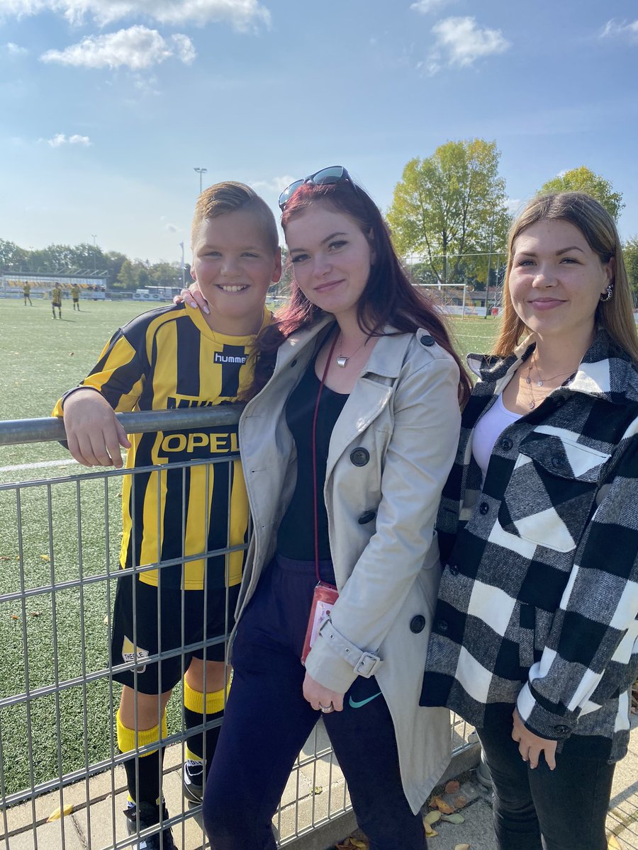 ZangeresHanny's tweet photo. Oma niet vergeten he!! Ik moet voetballen 🥰 #NieuwTeam #Theole #Tiel alsjedenktdatomahetvergeet 🤣 https://t.co/ycwI1lymRn