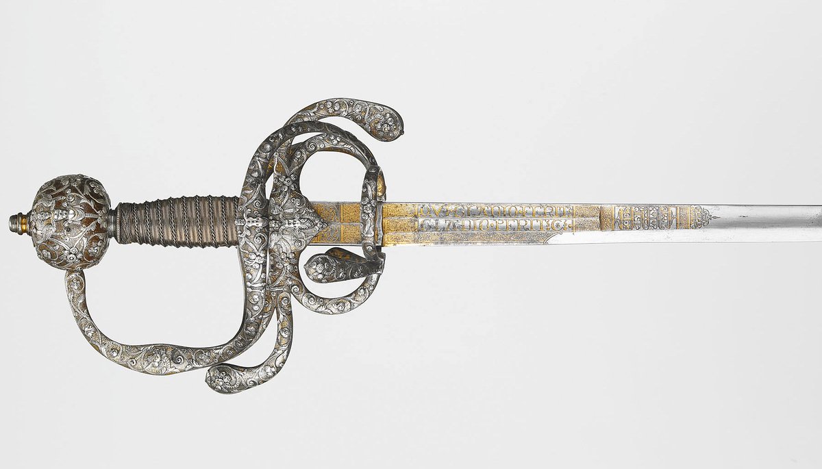 RCT's tweet photo. This 17th-century sword blade is etched in Latin. It reads ‘He who strikes with the sword dies by the sword’ and ‘He who nature has denied strength gains his end by craft’.

It is on display in the Queen's Guard Chamber at #WindsorCastle. https://t.co/LkThN42n6n https://t.co/wyMXe0S4bN