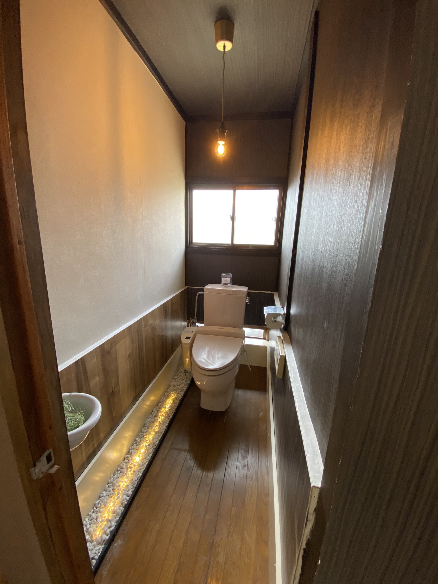 まーろん 自称山陰最年少大家 居酒屋トイレ ニトリのシールライトの上から玉砂利どかーーん T Co Jmgnrw9isq Twitter