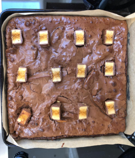 AthySingSign's tweet photo. Fantastic workshop this morning with the fabulous queen of baking @sazzycorr Sarah Fox 😍for Athy Sing Sign Visual &amp; Virtual ISL Festival. 
Here are some of the finished Honeycomb Crunchie Brownies. Well Done Everyone 🧡🧡🧡🧡🧡🧡
@creativeirl @artscouncil_ie @ArtsInCoKildare https://t.co/cMxx1l9pUI
