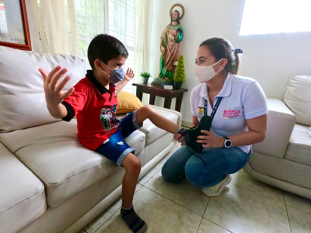 GobDeBolivar's tweet image. Nuestro equipo de la Secretaría de la Mujer llegó a la fundación ‘Ayúdame a vivir’, en Cartagena, para hacer una charla de sensibilización sobre el buen trato entre niños, niñas y sus cuidadores. Además, les entregamos calzados escolares gracias a la donación de @childrenIntCol