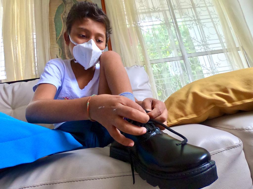 GobDeBolivar's tweet image. Nuestro equipo de la Secretaría de la Mujer llegó a la fundación ‘Ayúdame a vivir’, en Cartagena, para hacer una charla de sensibilización sobre el buen trato entre niños, niñas y sus cuidadores. Además, les entregamos calzados escolares gracias a la donación de @childrenIntCol