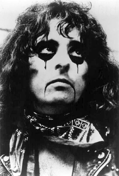 The MD guide to the top 15 Da antagonising bands of the seventies. In order.Number 14: Alice Cooper"THAT'S THE WACKY BACKY FOR YA!!"