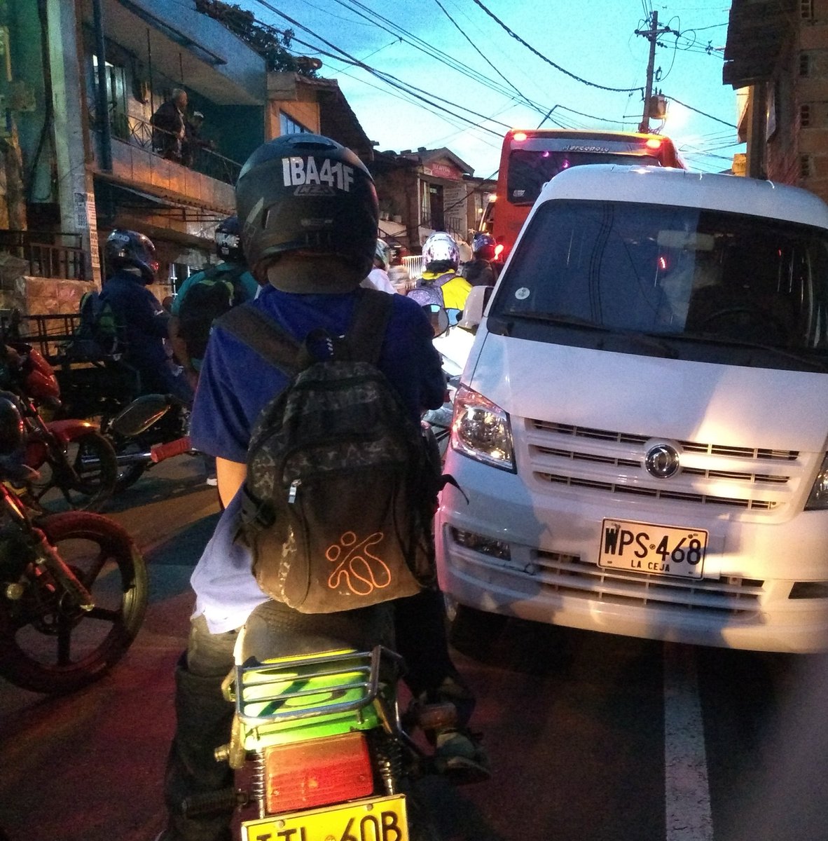 Germanchavarria's tweet photo. Todod los días, después de las 3 p.m., vehículo obstruyendo el paso en vía PRINCIPAL de Santo Domingo Savio, nadie hace nada. Riesgo a la hora de emergencia, aumento de contaminación auditiva y de material particulado etc. Carrera 34 con 100.

@sttmed @Areametropol @CadenaGaitan https://t.co/agFosg1kbE