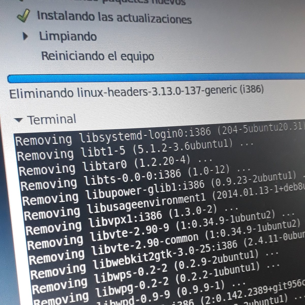 sweenaz's tweet photo. Tarde de chuvia.  Facendo upgrade da #xubuntu na compu da miña nai, actualizando a #ubuntu da sogra,  e instalando #ubuntu_mate no de Iria. #GnuLinux everywhere! Un sabor diferente para cada unha. Cal é o voso? https://t.co/A7BGhjigPy