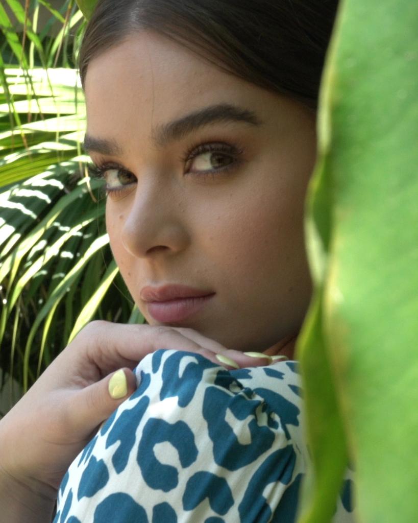 MIUMIUofficial's tweet photo. For the latest chapter of #MiuMe American actress, singer and songwriter @HaileeSteinfeld is art directed via FaceTime, playing with her #MiuMiu archival pieces in her hometown, Los Angeles. https://t.co/rQPFGs759B