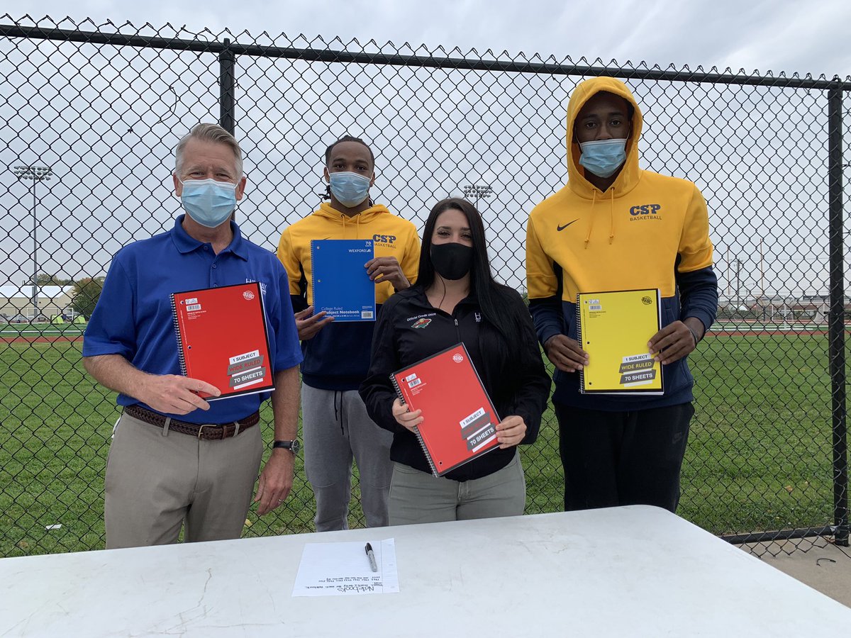 Spreading kindness in the #community @HiwayFCU <a href="/Macalester/">Macalester College</a> <a href="/concordiastpaul/">Concordia University, St. Paul</a> #athletes helping #Students