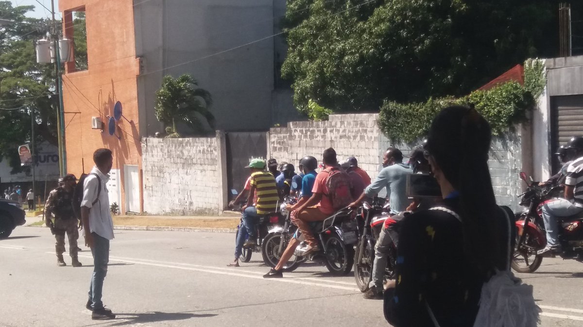 deximgr_'s tweet photo. Colectivos salieron a amedrentar la concentración en #Independencia #YaracuySeCanso https://t.co/BAd8Rt1qqB