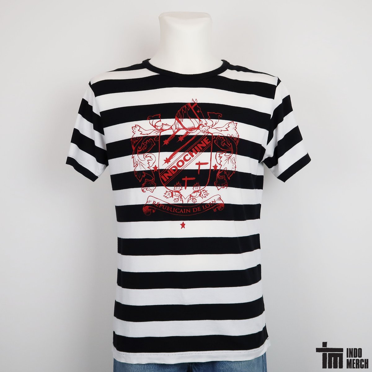 indomerch_fr's tweet photo. T-shirt assez singulier dans le merch d'@indochinetwitt car il s'agit d'un des seuls modèles avec des rayures.
⚫ T-shirt rayé "Armoiries" ⚫
Impression rouge sur rayures noires et blanches, vendu en 2009/2010, et exclusivement en modèle homme.
#Indochine #lrdm #meteortour https://t.co/uwhjOaqMZr
