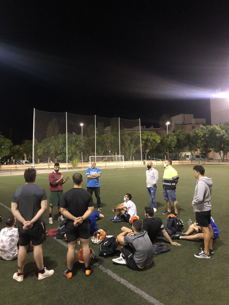 Ayer nos visitaron el Comisionado y el Adjunto de la <a href="/SpainSFL/">SpanishFootballLeague</a> para supervisar el entrenamiento asegurándose de la buena praxis de nuestros Coaches. Muchas gracias por los tips y consejos para seguir mejorando #jointhefamily #bearay #somosfootball