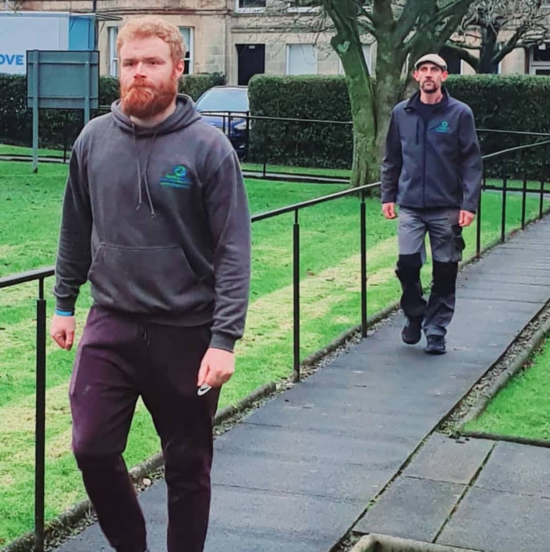 Two <a href="/homemovers/">homemovers</a> in near perfect lockstep on a path in @EastKilbride. Our contact phone number is now back to normal so you can get us on either the landline or mobile. Moving home? Contact Green Move today for a quote.
greenmoveuk.com