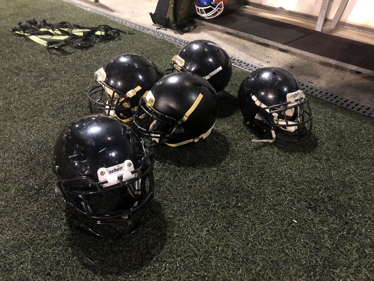 Además nos aportaron unos cascos que nos hacían falta!! Muchas gracias <a href="/SpainSFL/">SpanishFootballLeague</a>!!! #jointhefamily #bearay #somosfootball