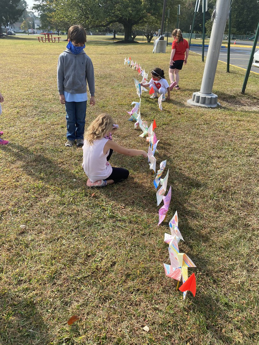 mrsyelin's tweet photo. Pinwheels for Peace! ✌🏻❤️@WOSnews @MrsPiteo https://t.co/qt2cw8eZ4s