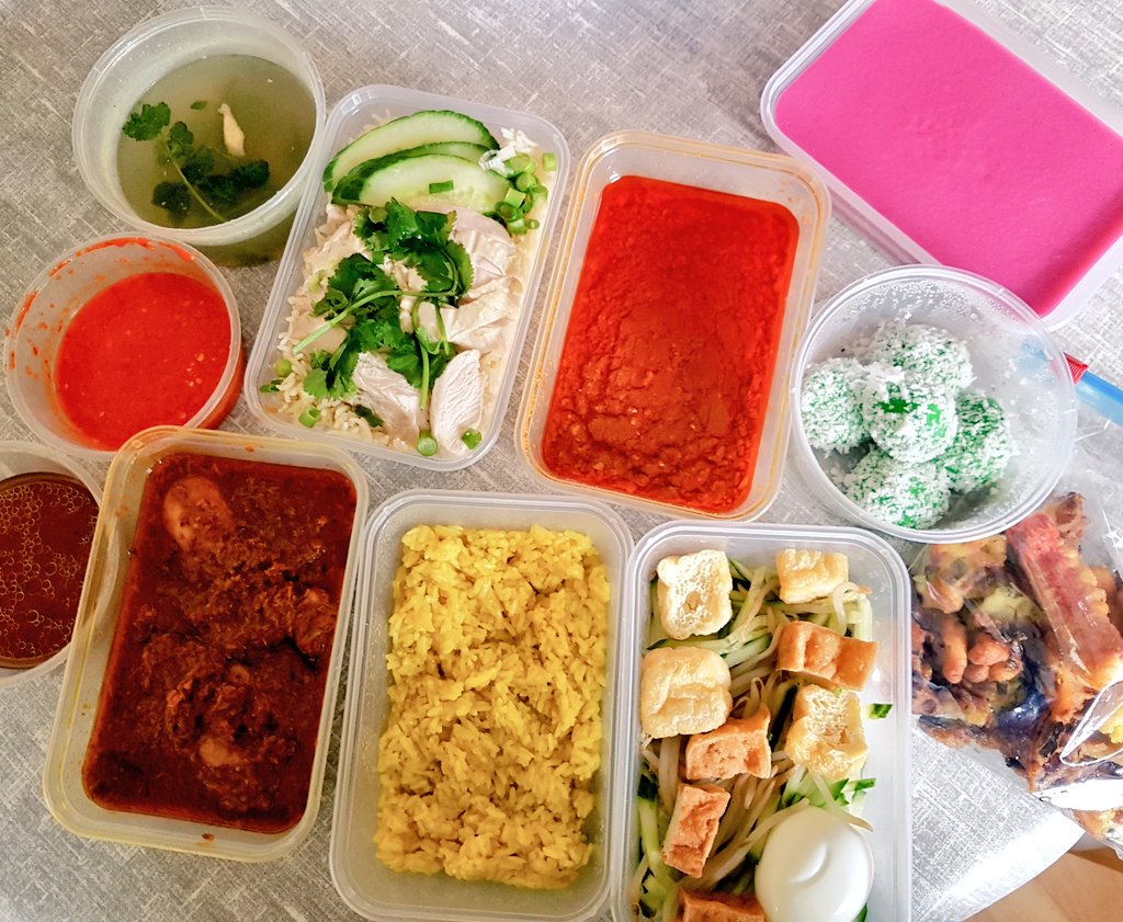 Sharing a selection of #Malaysian treats which a friend 'belanja' yesterday from #Manchester.. includes nasi kunyit with chicken rendang, Hainanese chicken rice, rojak, kuih lapis and onde onde. #weekendvibes #yummymummy #Foodie #Malaysia #SaturdayThoughts https://t.co/hnhqfWBitw