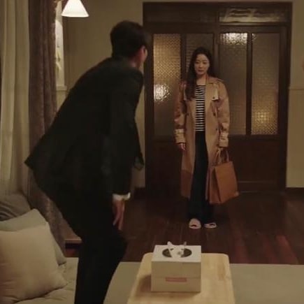 Kim Hee-Sun wore ESCADA Gabardine Two-Tone Trench Coat €899 in Alice Episode 9. #kimheesun #김희선 #앨리스 #드라마패션 #에스카다스포트 #ESCADASPORT #Alice #kimheesunstyle...