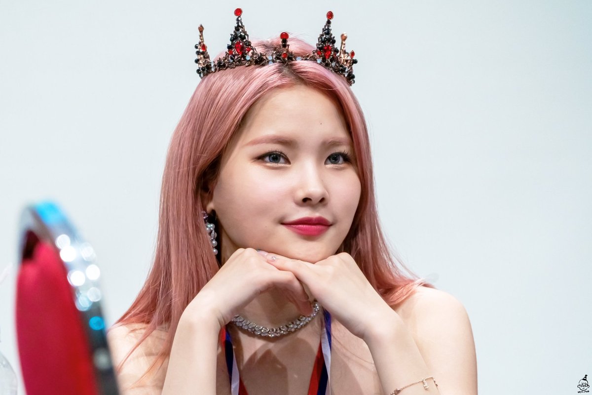 Huh they& #39;re all somehow her side profiles shsjhshs wbk Rina& #39;s side profile >>>>>>>Just queen things   #DaisyRinaBloomingDay   #리나이라는_데이지_피어난날  @Wekimeki