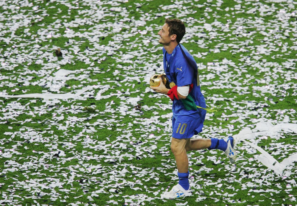 FIFAcom's tweet photo. 🥇 🛡️ 🔱 Golden Boy, Gladiator, God of football ⚽️

🎂 Happy 44th birthday to inimitable @azzurri &amp; @ASRomaEN legend @Totti 🇮🇹 https://t.co/rmclHOVeBp