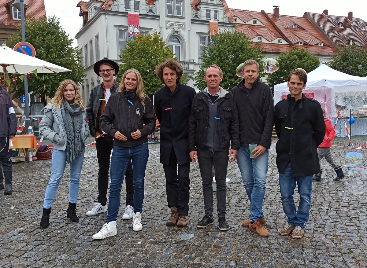 ostritzer's tweet photo. Das gab es noch nie! Die Rock Gruppe #Keimzeit, der Sänger und Songwriter #DotaKehr und der Liedermacher #FelixMeyer gemeinsam auf einem Foto. Auf dem Marktplatz in #Ostritz. https://t.co/SBTappzn3u
