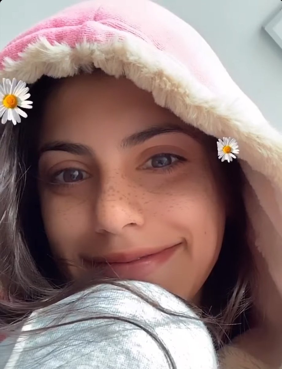 barbxbabe's tweet photo. Bárbara probando filtros, diciéndo que quiere platicar con nosotros, dándonos noticia que mañana habrá live, ahora sí son buenos días, LA EXTRAÑABA😭 https://t.co/eGn7IdfFFI