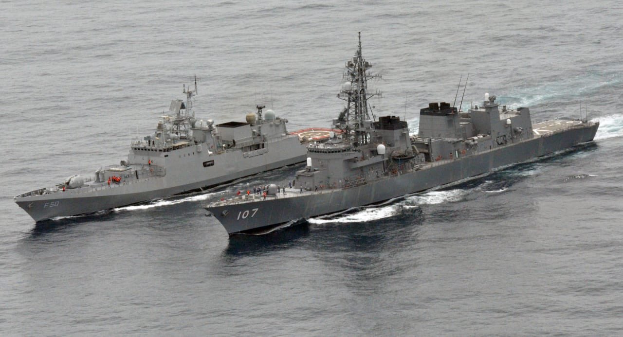 岡部いさく こちらは日印合同演習jimex かが と いかづち インド海軍のコルカタ級駆逐艦3番艦チェンナイ とテグ級フリゲイトのタルカシュ この写真にはいないけど 補給艦ディーパクも参加 週刊安全保障 いかづち と並ぶとコルカタ級