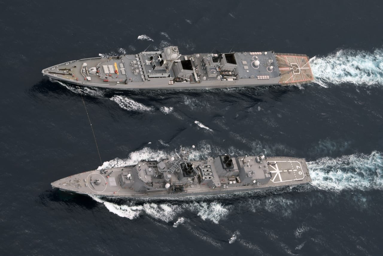 岡部いさく こちらは日印合同演習jimex かが と いかづち インド海軍のコルカタ級駆逐艦3番艦チェンナイ とテグ級フリゲイトのタルカシュ この写真にはいないけど 補給艦ディーパクも参加 週刊安全保障 いかづち と並ぶとコルカタ級