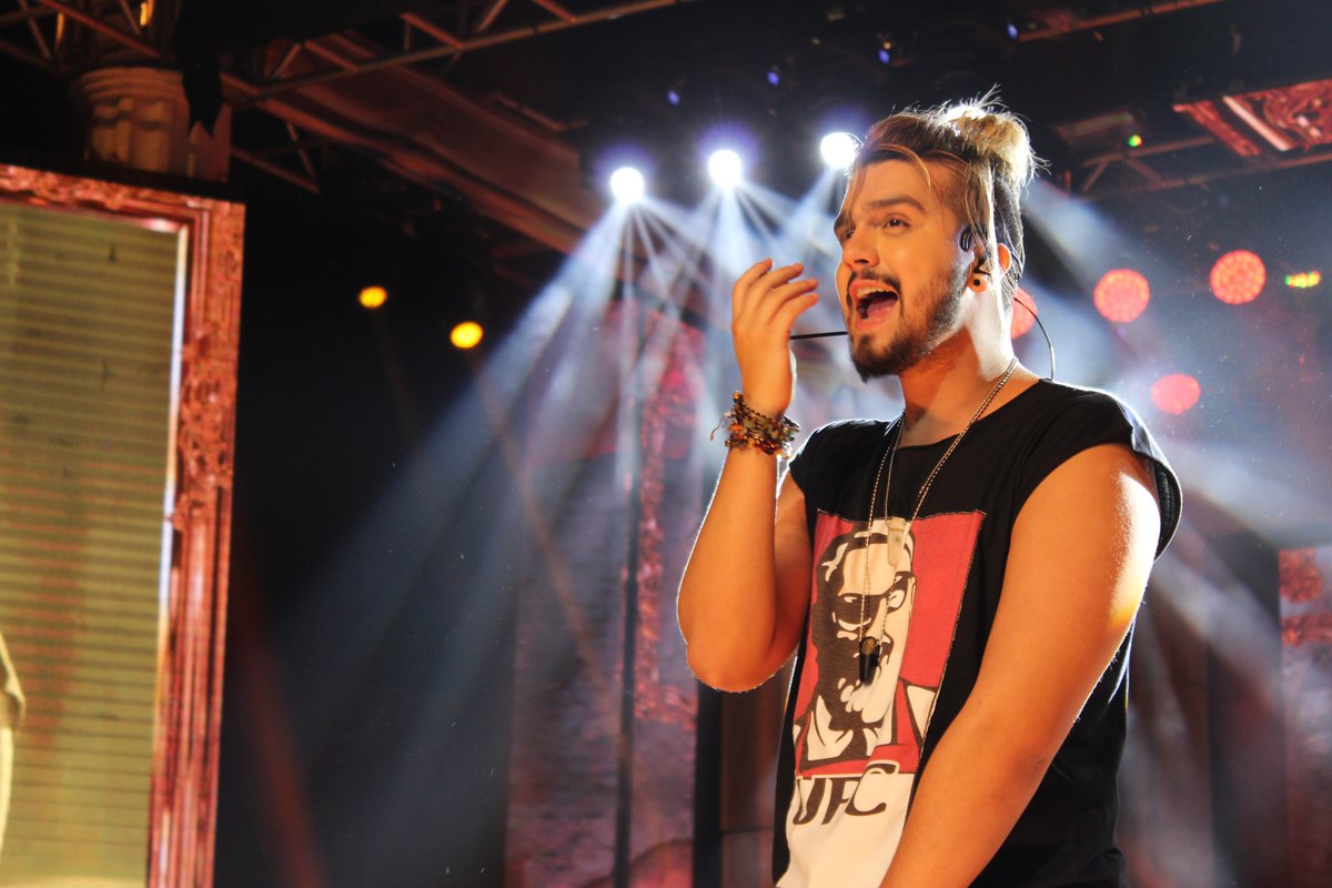 hedmilton's tweet photo. Olha, achamos algumas fotos exclusivas do @LuanSantana de um show realizado no dia 15 de abril de 2018. Será que publicamos mais? 👉 Depende do número de comentários 😇 #LiveClassicos #LiveLuan #MovimentoCountry https://t.co/HUreFas6BI