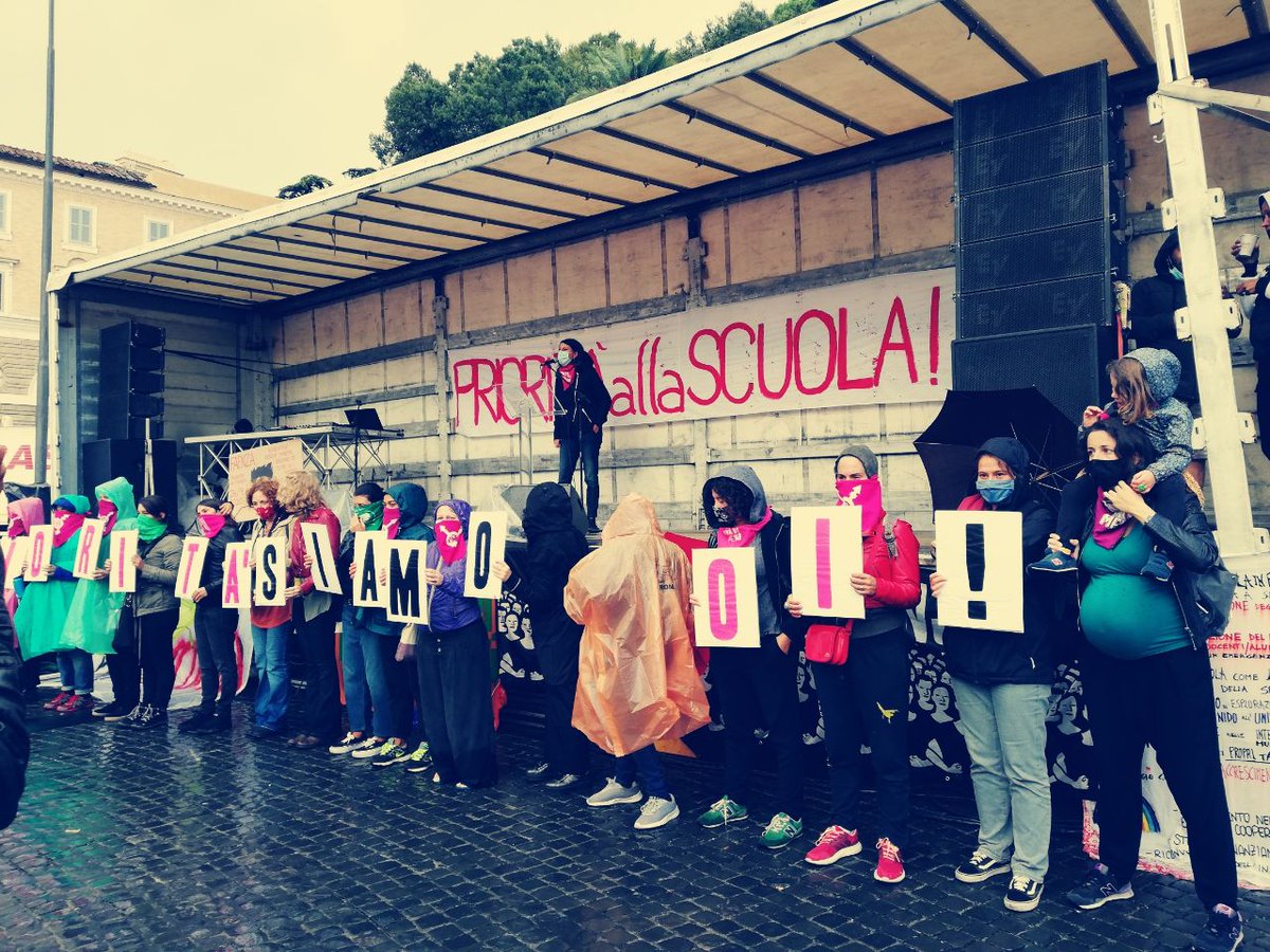 nonunadimeno's tweet photo. #Roma in tant* sotto la pioggia di Piazza del Popolo. In queste settimane si decide come investire il #RecoveryFund : La priorità è la scuola, la salute, il welfare, la nostra vita
⚡LA PRIORITÀ SIAMO NOI!⚡ 
#prioritaallascuola
#nonunadimeno
https://t.co/01Fa9d8swA https://t.co/MQPrUcRpTh
