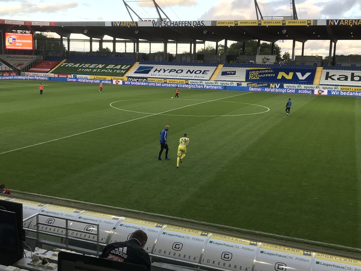 AlexHuber81's tweet photo. Nach einer äußerst unterhaltsamen ersten Hälfte macht sich Lukas #Grozurek für seinen ersten Heimeinsatz für den @SKNStPoelten gegen seinen Ex-Klub @skrapid bereit. #SKNSCR https://t.co/ySphaVuuPu