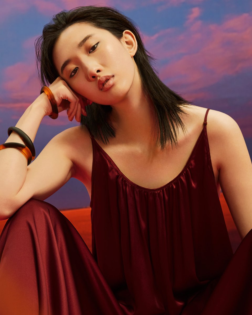 HoltRenfrew's tweet image. Get an inside look at how actor Robin Wright and designer Karen Fowler came together to create ethically produced luxury garments infused with women’s empowerment at Pour Les Femmes. Click to read and shop! #HProject #SustainablyMade #BehindtheScenes &amp;gt; bit.ly/3culAaU