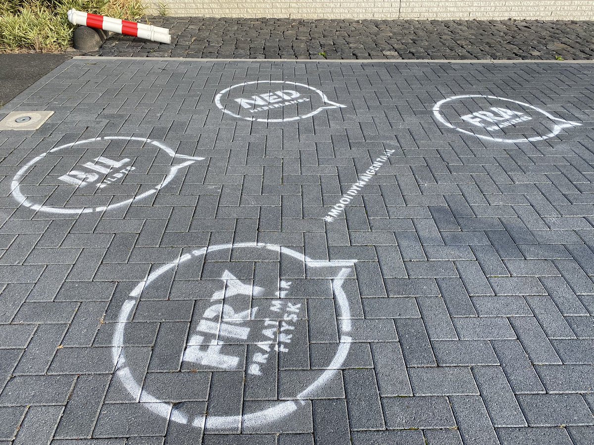Onno_Falkena's tweet photo. Yn #Frjentsjer waard hjoed troch #EBLT en @Waadhoeke stilstien by #EDL2020, de Europeeske taledei. Tagelyk begûn hjir in boartlike kampanje foar it promoatsjen fan de 4 talen fan dizze gemeente. https://t.co/c1NvzckwBb https://t.co/ySnVYCYKz9