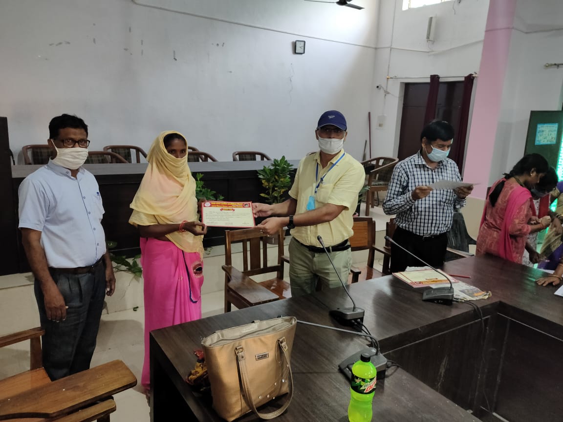NrlmL's tweet photo. विकासखंड मोहनलालगंज जनपद लखनऊ में चल रहे 4 दिवसीय समूह सखी प्रशिक्षण का आज समापन हुआ । प्रशिक्षण के दौरान समूह सखियों को समूह में एकता, महिला का जीवन चक्र, गरीबी के कारण, गरीब की पहचान, पंच सूत्र, समूह प्रबंधन, समूह बैठक प्रक्रिया के बारे में विस्तार से बताया गया। https://t.co/DSbIUKVj7x