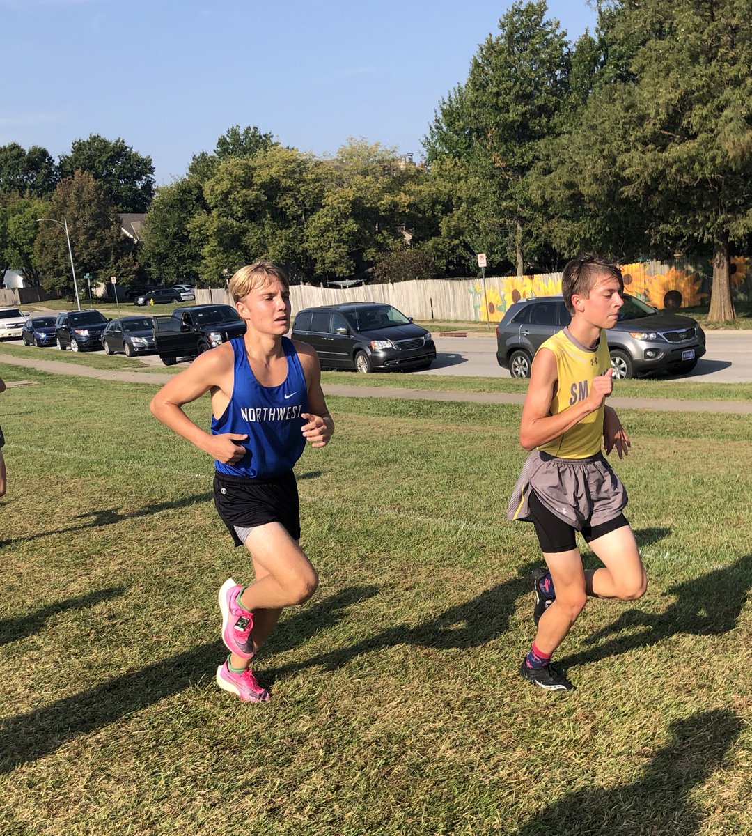 3littlejayhawks's tweet photo. Beautiful morning for a race! Mid season Hootenaney hosted by Olathe North! #ravenrunner #runkc #onw #onwcc https://t.co/C2qwtERRJ4