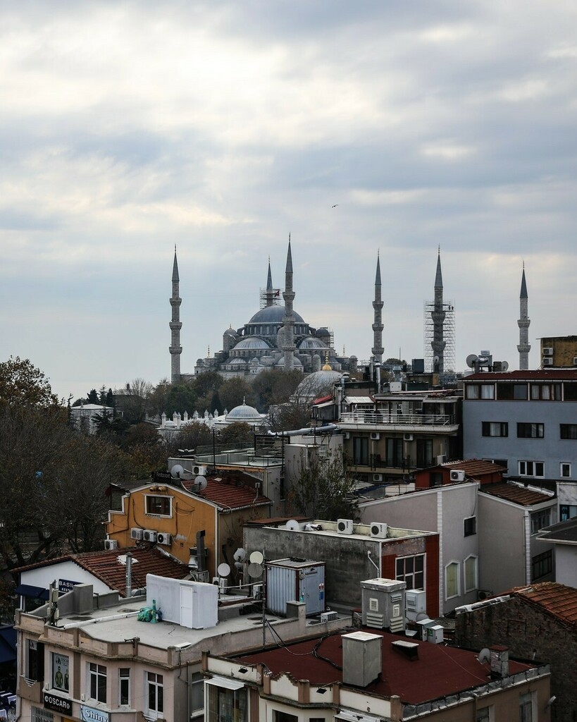 Wer einen schönen Ausblick auf Istanbul mit der Hagia Sofia und der Blauen Moschee möchte, dem empfehlen wir einen Besuch der Terrasse vom Restaurant Cihannuma. Istanbul Sehenswürdigkeiten, Highlights und Tipps für einen Tag am Blog. Auf unserem YouTube … instagr.am/p/CFmuQTCCjvd/