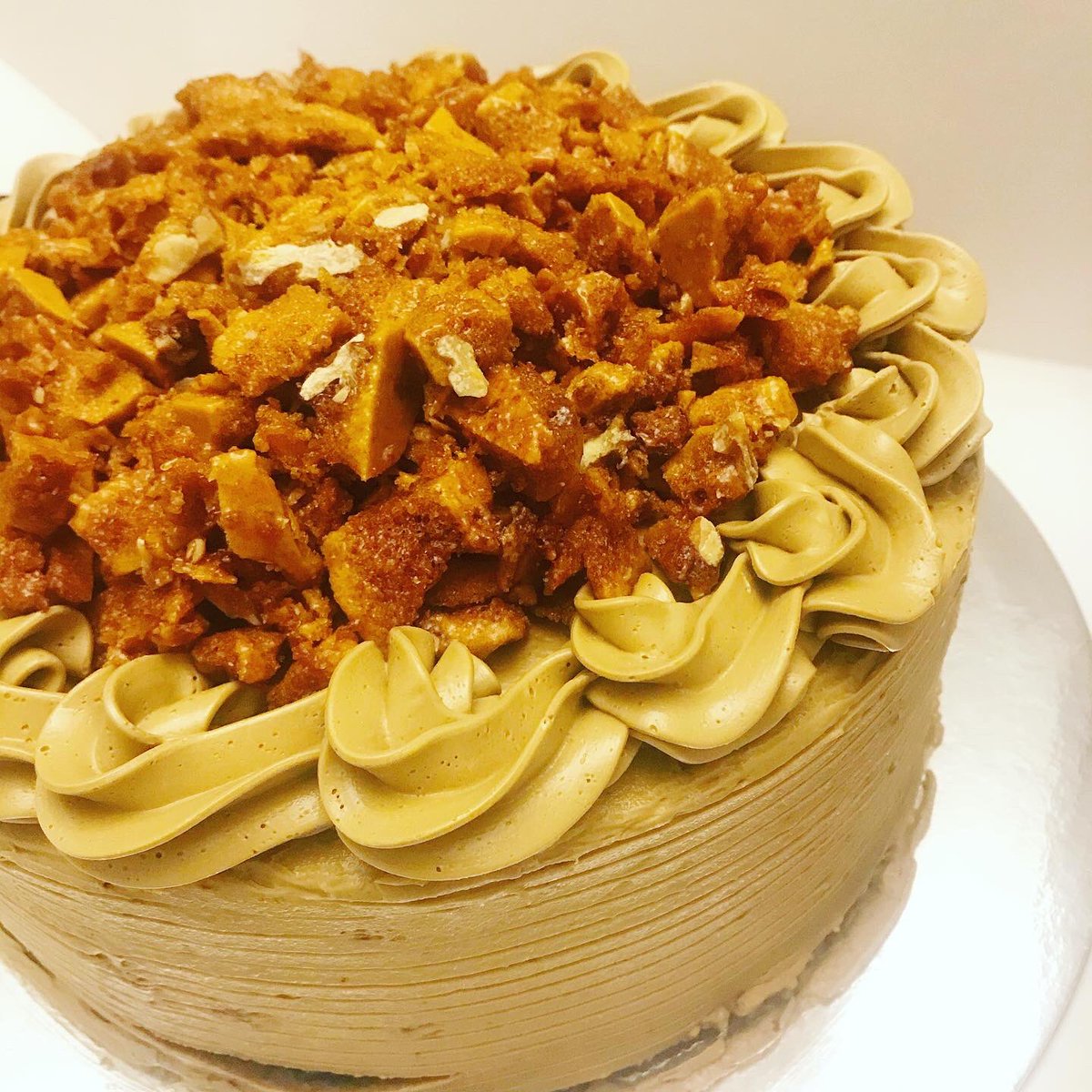 nikkasarthou's tweet photo. Aww, I needed this after a bad week. What better way to lift one’s spirits than a sweet treat? Thanks to the cake concierge of @cravingsphils for this mocha praline cake. It’s much appreciated. 😍

#food #foodie #foodtrip #cake #mochacake #cakeconcierge #CravingsPH https://t.co/i0qExMptCw