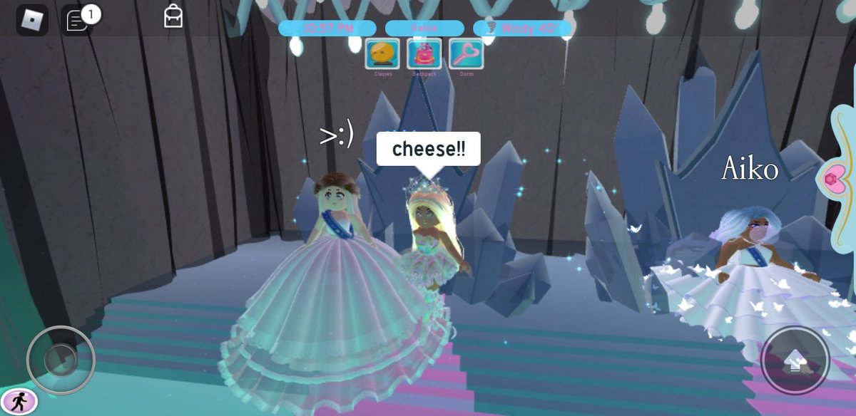 Just another day playing royale high with my theater friend!
#royalehigh #roblox #bloxburg