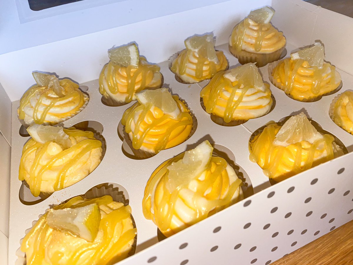 _heyitsrochelle's tweet image. Calling all my lemon cake lovers! 🍋 Box of 12 freshly baked lemon cupcakes, filled with homemade lemon curd, and topped with lemon buttercream and lemon drizzle😍

Want this box delivered to you today or tomorrow?? DM me! 📧 South and East London only 

#lemoncupcakes #lemoncake