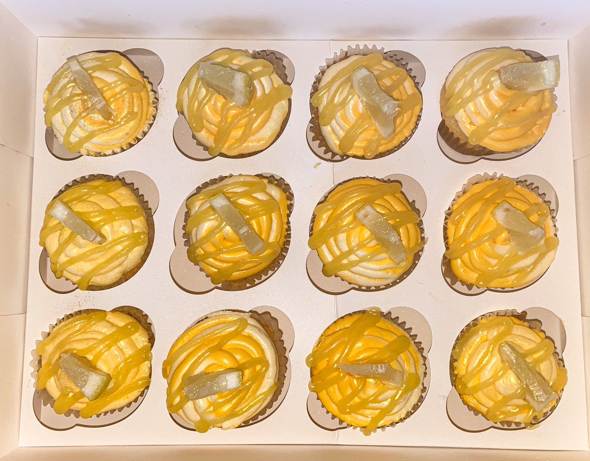 _heyitsrochelle's tweet image. Calling all my lemon cake lovers! 🍋 Box of 12 freshly baked lemon cupcakes, filled with homemade lemon curd, and topped with lemon buttercream and lemon drizzle😍

Want this box delivered to you today or tomorrow?? DM me! 📧 South and East London only 

#lemoncupcakes #lemoncake