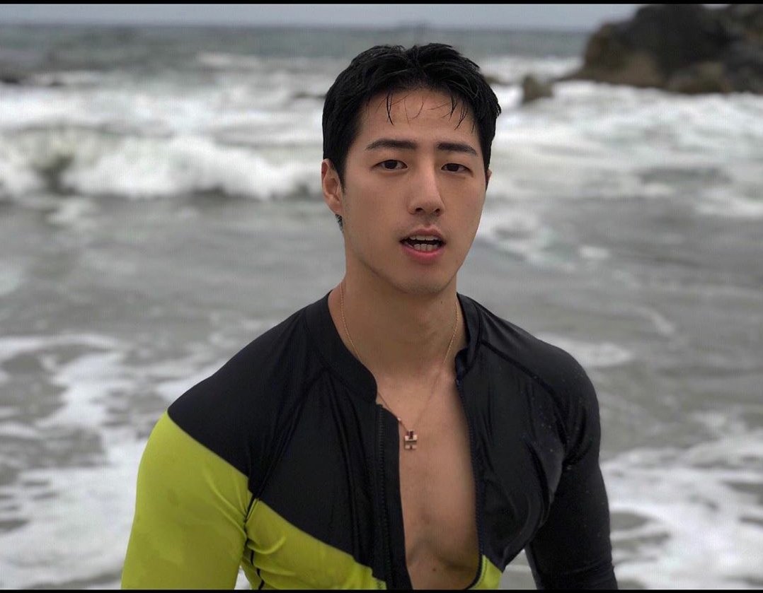 DmvSc2's tweet image. #KnittingwithKPop #RequestLine - guess who started on the last section of the #SHINee Throw?!?! Might as well make this a 2 for 1 tweet with some thirst. Y&apos;all know me!! #kpopkougarknitting #SwexySaturday #happyknitting