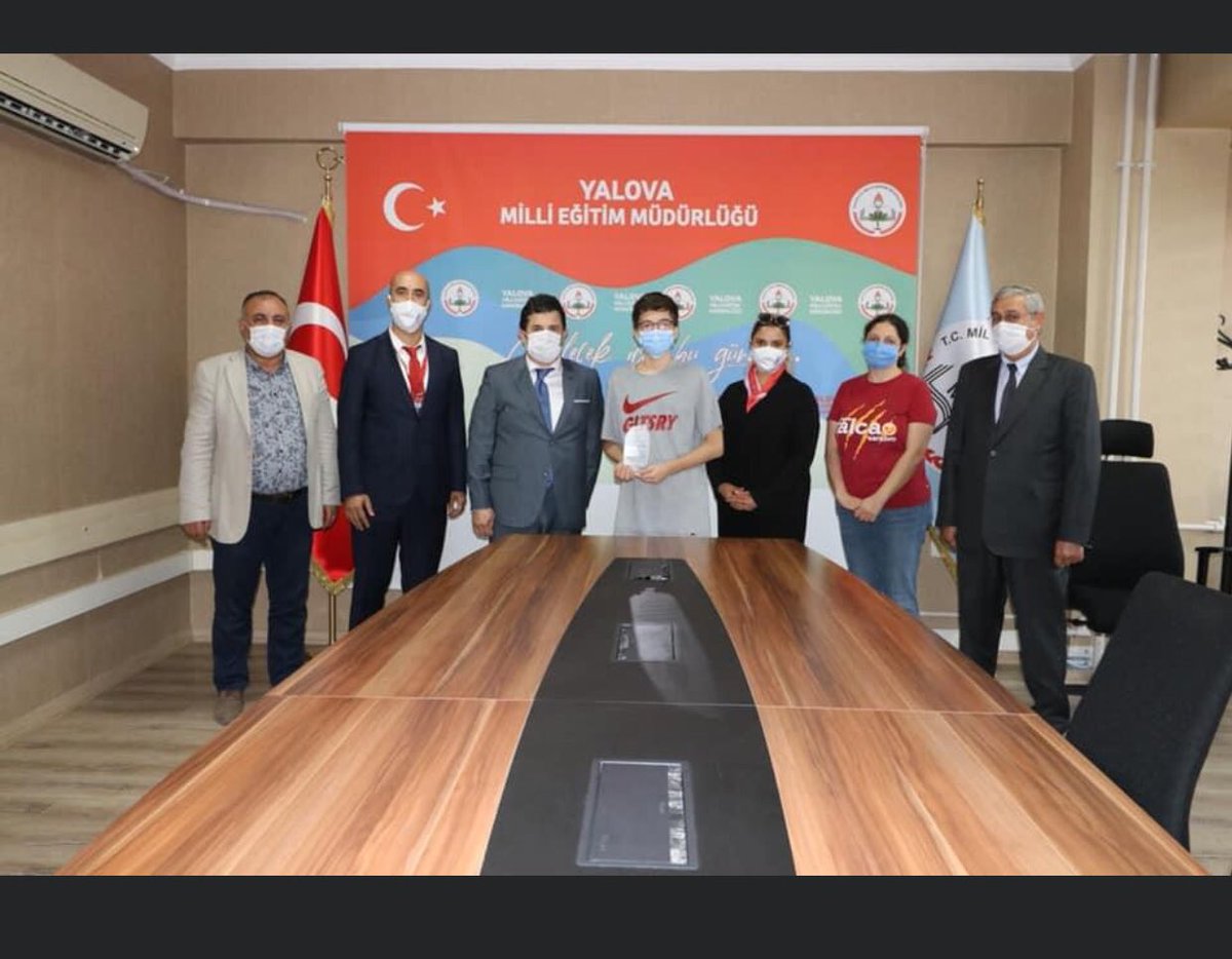 LGS 2020’de Okulumuzu İL BİRİNCİLİĞİNE taşıyan tüm öğrencilerimize, öğretmenlerimize ve velilerimize teşekkür ederiz. Yalova birincisi Öğrencimiz Ramazan Arda Tunç’a İl Millî Eğitim Müdürümüz Dr. Abdülaziz YENİYOL tebriklerini iletti.
