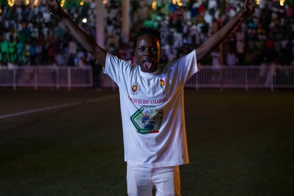 BainTuro's tweet image. Hagati mukibuga c'INGOMA gikikujwe impande zose na bene Burundi, mumyambaro yera derere tumurika umuco w'amahoro
Nd'umwana w'Uburundi kandi ndavyishimiye.🇧🇮

Turikumwe twese twubake Uburundi bw'umuco!

#onecountry #SameVision