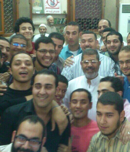 misrlive's tweet photo. أول رئيس من الشعب يلبس لبسهم ويسكن معهم ويأكل من أكلهم
رحمة الله على الرئيس مرسي
 #مليون_تحية_للجلابية https://t.co/pAXx9dIaql