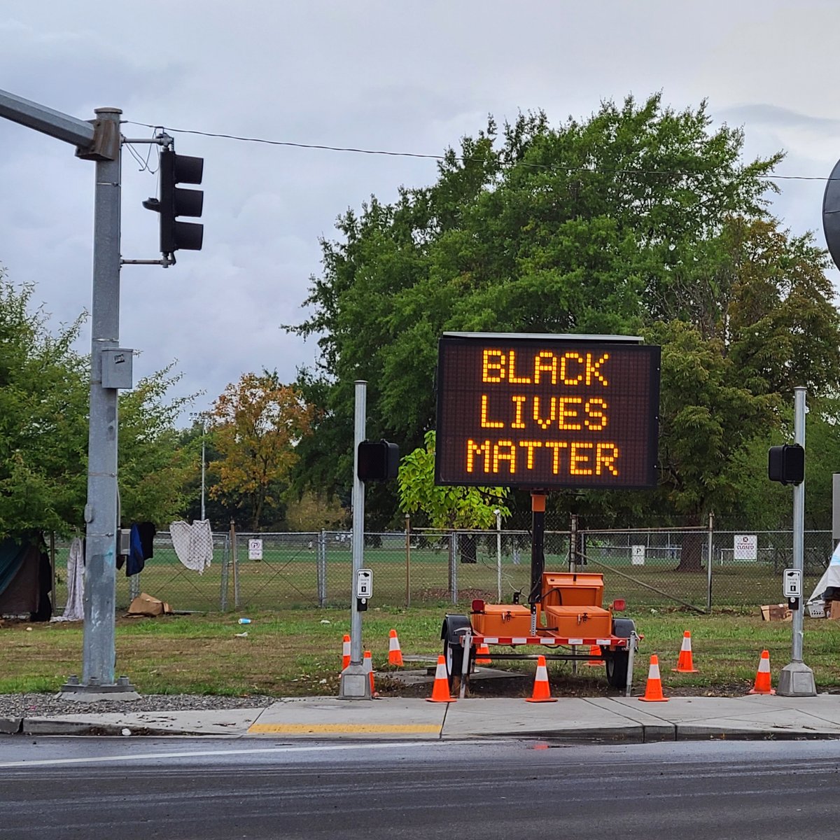 PBOTinfo's tweet image. At @ChloeEudalyPDX's direction, PBOT has placed 5 reader boards with alternating messages of “Hate Has No Place Here” &amp;amp; “Black Lives Matter” near Delta Park, where the Proud Boys demonstration is planned and at the west side of the Morrison Bridge, a key entrance to downtown PDX.