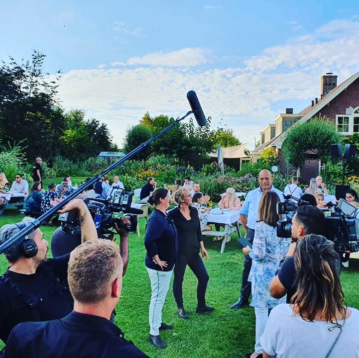 Sfeerstal's tweet photo. Zoals eerder verteld doen wij mee aan het programma 'Crisis in de tent'. Aankomende dinsdag 29 september zal onze aflevering te zien zijn op SBS6 om 21:30 uur. Kijken jullie mee? 😊🌷#crisisindetent #sfeerstal #hermandenblijker #annemarievangaal https://t.co/CemAwU1Bym