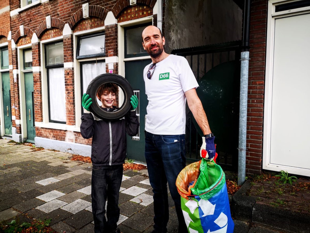 MisjaNL's tweet photo. Ik koester de momenten dat mijn 10-jarige nog enthousiast mee wil op zaterdagmiddag ❤️! #cleanupteam #d66haarlem #rozenprieel https://t.co/lgrAEggjRZ