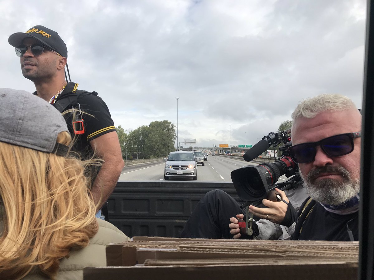 At park entrance, Oregon State Police meet convoy, guide Proud Boys into the park