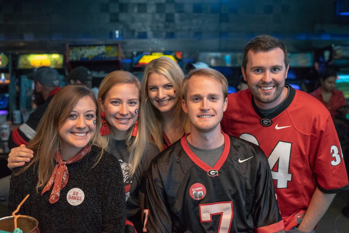 #HighlineBarChi is THE place to be for Georgia football! We're ready for a 3pm kickoff! 🏈🍻🐶 | #ATD