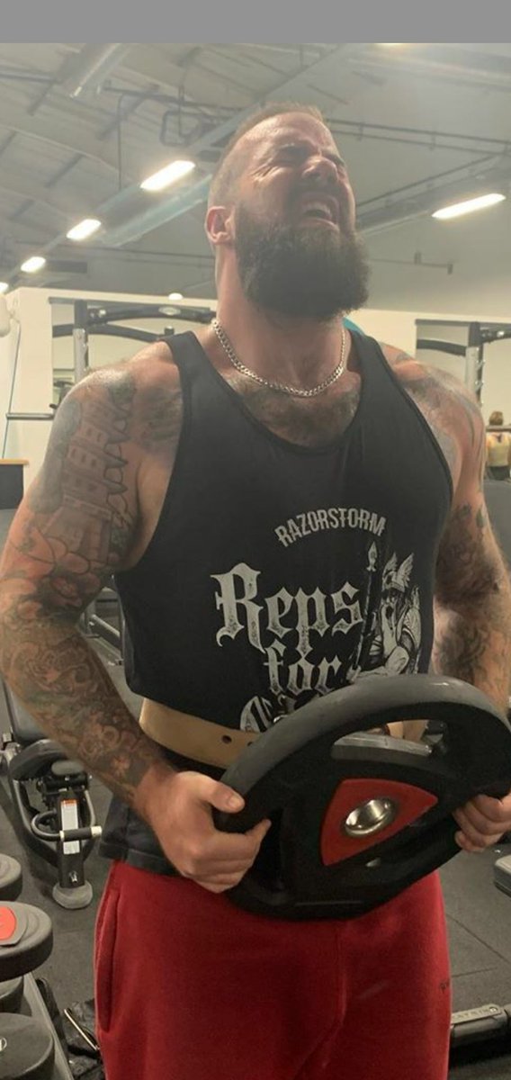 RumAndTheRedmen's tweet photo. All these stunning girls posting gym selfies... it think i look rather fit here! 🤣🤮 #Dying #IThrewUp #WeGoAgain https://t.co/eTEb3ZUkc1
